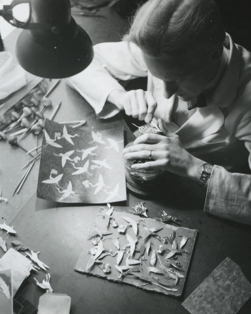 A craftsman in Wiwen Nilsson’s workshop with animal brooches inspired by East Asian art, 1950s.