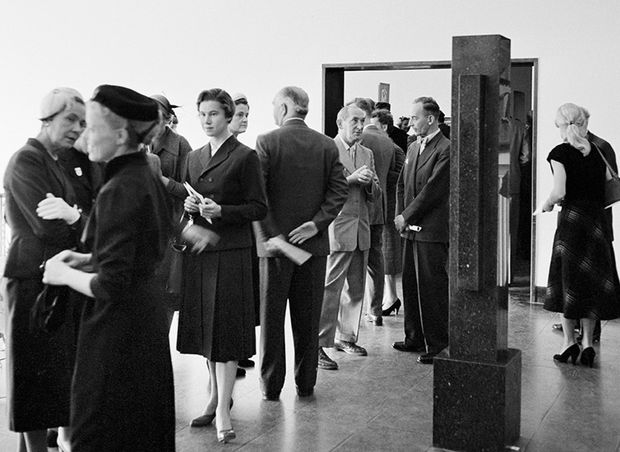 The exhibition at Malmö Museum in 1955. Among the visitors stands Wiwen Nilsson and his labradorite sculpture, designed in 1955.