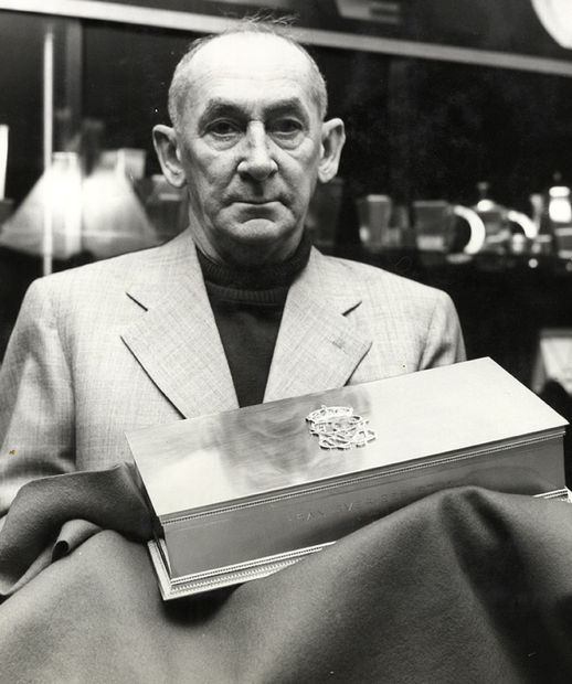 Wiwen Nilsson with the casket designed for the Swedish King Gustaf VI Adolf, gifted in 1962.