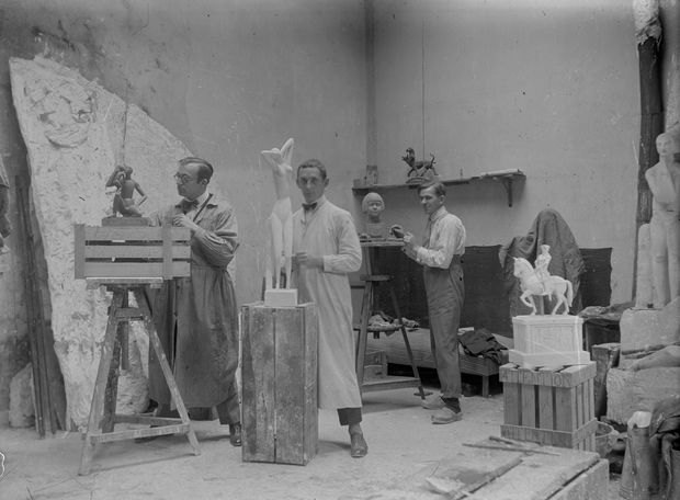 Wiwen Nilsson sculpting in Arvid Källström’s atelier in Paris, 1924.