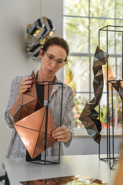 Aplica nociones de desarrollos rizom&aacute;ticos y arte generativo en la interacci&oacute;n de pol&iacute;gonos en estructuras plegadas. A trav&eacute;s de diversos...