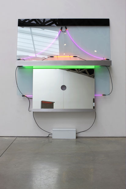 Sonnier begann 1968 mit Neon zu arbeiten. Seine Affinit&auml;t f&uuml;r Neon geht auf seine Jugend in Louisiana zur&uuml;ck. Er erinnert...