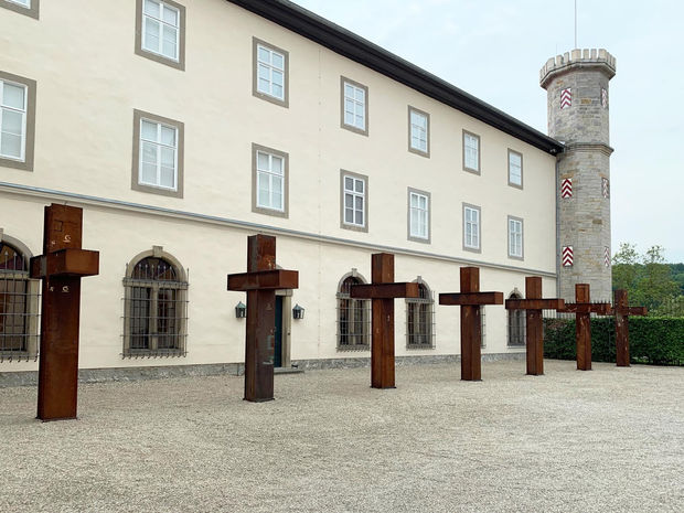 Longos monumentale Arbeit, When Heaven and Hell Change Places (7 day version), 1992-2019, besteht aus 7 kreuzförmigen Stahlformen von jeweils...