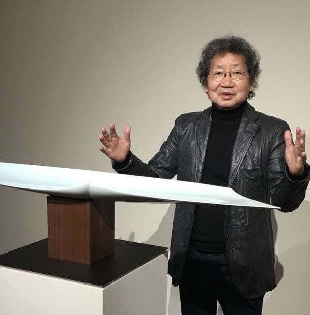 Born Kyoto, Japan Born into the family of blue and white pottery makers in Kyoto, FUKAMI SUEHARU works with seihakuji...