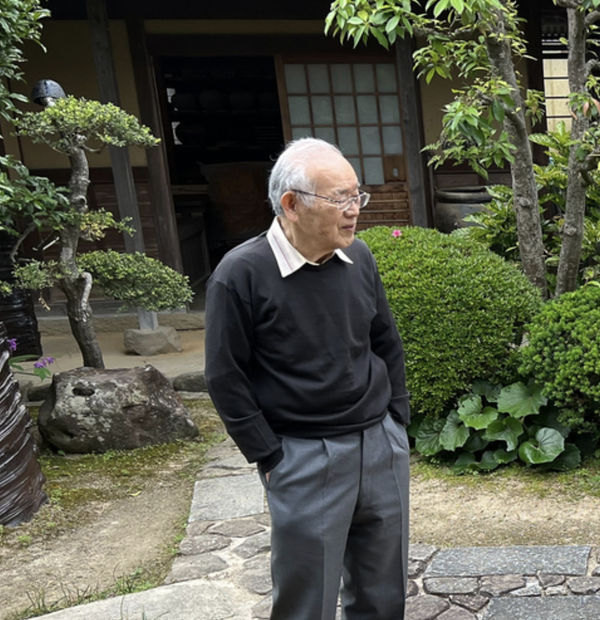 Born 1936, Okayama Prefecture Currently the Living National Treasure ceramist of Bizen ware, ISEZAKI JUN comes from a distinguished line...