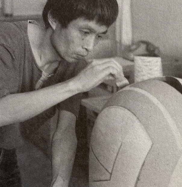 KURIKI TATSUSUKE studied under Tomimoto Kenkichi, Fujimoto Yoshimichi, Kondo Yūzō and Kiyomizu Rokubey VII. He is celebrated for his meticulous...