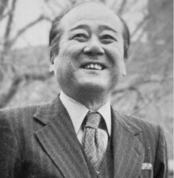 FUJIMOTO YOSHIMICHI (NŌDŌ) was renowned for his depictions of birds in nature executed in overglaze enamels on large porcelain vessels,...