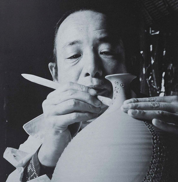 KONDŌ YUTAKA studied at Kyoto City University of Arts with two Living National Treasures: his father Kondō Yūzō (1902-1985), designated...