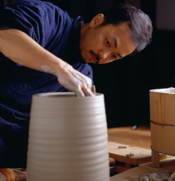 KATŌ YASUKAGE, who was one of the top young ceramic talents in Japan, specialized in the centuries-old traditions of milky...