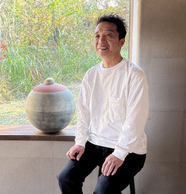 Born 1961, Shinoyama-shi, Hyōgo, Japan ICHINO MASAHIKO is considered 'the new face' of Tamba pottery, moving the village's 800-year-old traditional...