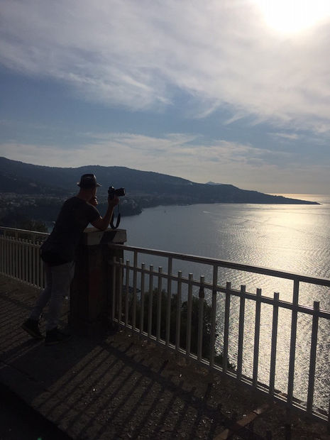 R&eacute;flexions de lumi&egrave;re, couleurs chatoyantes, et mises en sc&egrave;ne &eacute;vocatrices invitent le regardeur &agrave; ralentir, m&eacute;diter et se perdre dans...