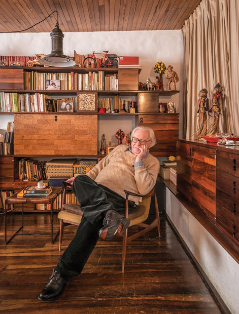 One of the most representative pieces created by Jorge Zalszupin production, the Dinamarquesa armchair was produced in 1959 and manufactured...