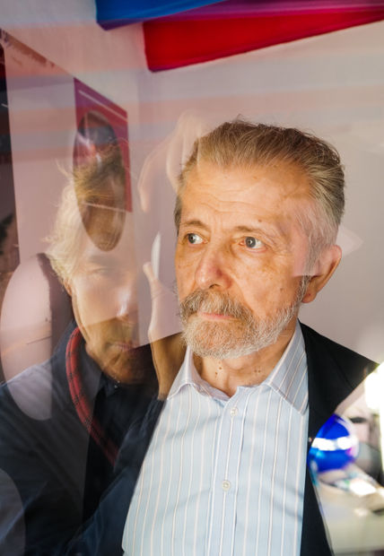 Hubertus has so much of the world that he does not need to interpret it, but makes it his own...