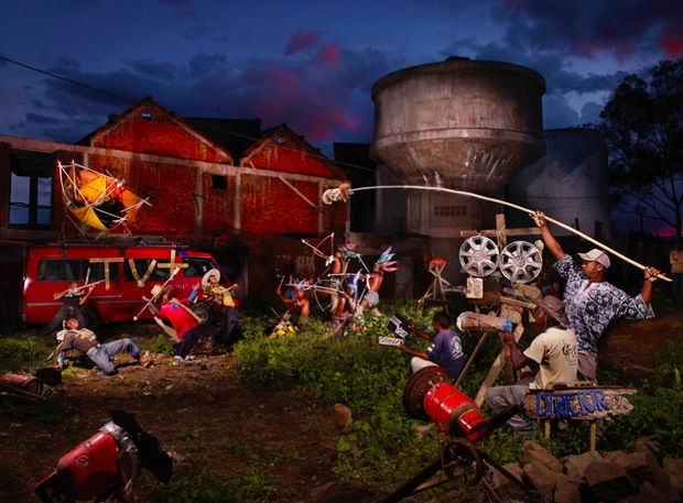 « Les installations de grands formats sont réalisées en extérieur, avec l’aide d’une partie du village ou du quartier. Ces...