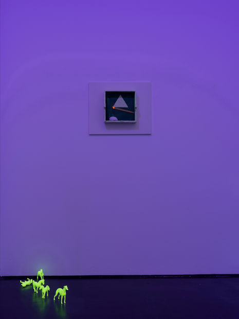 Die Wandarbeit Ohne Titel aus dem Jahr 1985 kennzeichnet Brigitte Kowanz‘ frühe Auseinandersetzung mit der Auflösung der Malerei durch Licht....