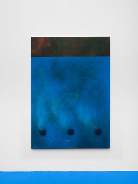 Natacha Donzé taucht den Großteil der Fläche von Mundus Subterraneus in ein sattes, waberndes blau, auf dem sich feine leuchtende Linien...