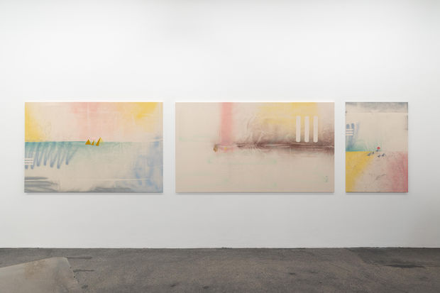 Auf pastellfarbenen Hintergr&uuml;nden spiegeln sich in Niko Abramidis & NEs Leinwandarbeiten Formen und Symbole der Cryptic Maschine Prototypes wieder und...