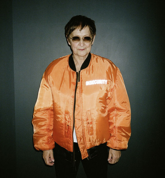 &bdquo;Licht, Raum und Sprache sind zun&auml;chst unfassbare Medien. In vielen meiner Arbeiten geht es darum, Konstellationen zu erzeugen, in denen...