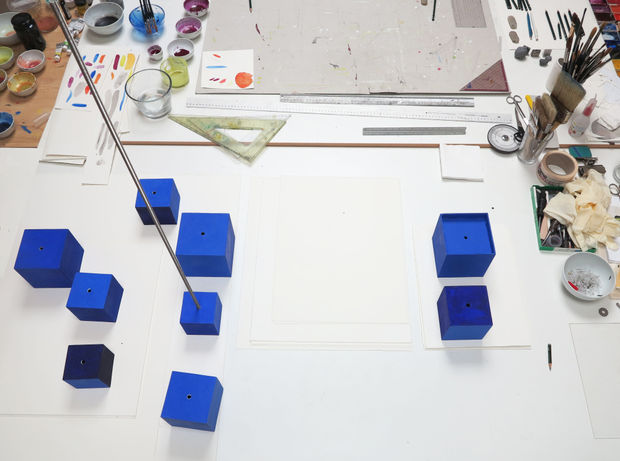 Die Farbigkeit der Skulptur Axis Mundi / Weltachse wird gepr&auml;gt durch ultramarines Blau in drei Farbwerten. Die aufget&uuml;rmten Kuben der...