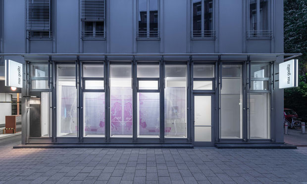 Der Semitransparente Vorhang Blitz Blanko Invest (2020) zeigt Teile eines stark vergr&ouml;&szlig;erten 500&euro;-Scheins, der geteilt und gespiegelt ein fast symmetrisches...