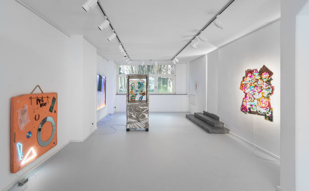 Der KunsTraum9 und max goelitz pr&auml;sentieren gemeinsam die Gruppenausstellung 'Freedom of manoeuvre' mit Werken von Ne&iuml;l Beloufa, Haroon Mirza und...