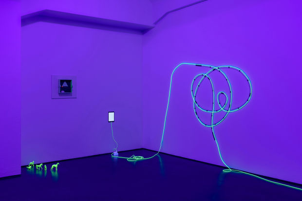 Dieser Viewing Room begleitet die Einzelausstellung 4≠4 der österreichischen Künstlerin Brigitte Kowanz (1957–2022), für welche die Galerie in Berlin in einen Schwarzlichtraum transformiert wird...