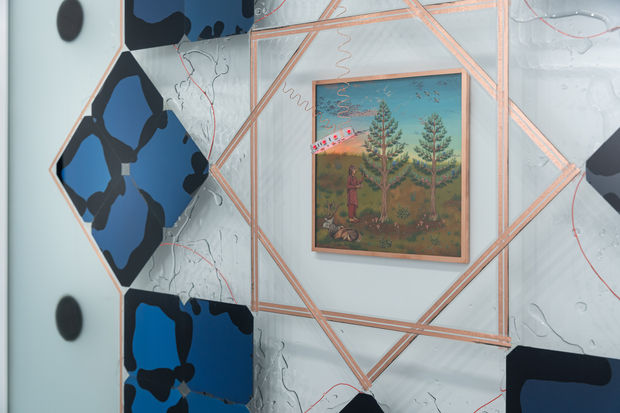 In lluminated Amanita Harvest (2023) scheint das Licht der LEDs wie ein Heiligenschein die Szenerie zu erhellen, in der eine...