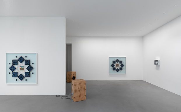 Der Titel ist dabei einem Konzept des zeitgenössischen britischen Schriftstellers Tom McCarthy entlehnt, der sich in dem gleichnamigen Manifest und...