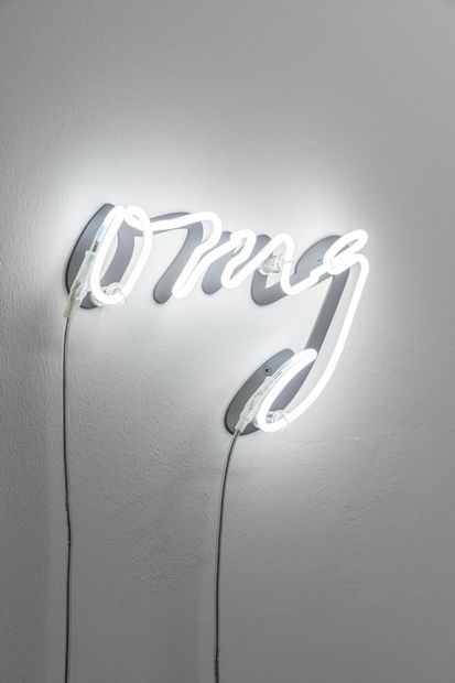 &bdquo;Licht, Raum und Sprache sind zun&auml;chst unfassbare Medien. In vielen meiner Arbeiten geht es darum, Konstellationen zu erzeugen, in denen...