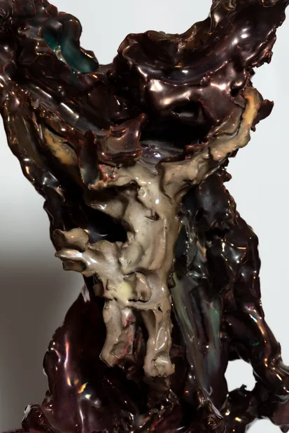 The present Crucifixion was made in 1949. Fontana here elevates the dynamism of the Crucifixion’s vertical format to sensational effect,...