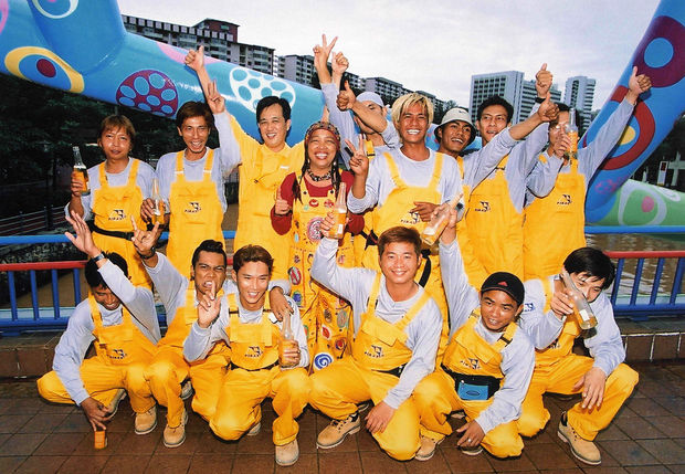 2004 Although she has to undergo daily radiotherapy treatment, Pacita organizes and oversees the painting of the Alkaff Bridge. For...