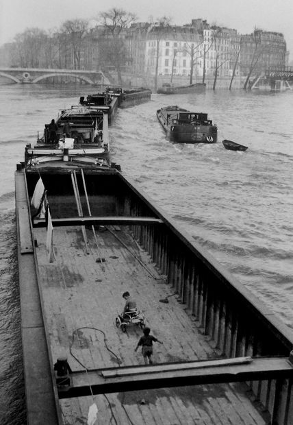 Willy Ronis, La Peniche aux Enfants, Paris, 1959