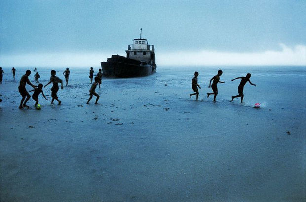 Steve McCurry, Impromptu Football Match, Burma, 1995