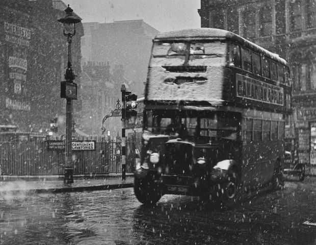 Wolfgang Suschitzky, Cambridge Circus, London, 1936