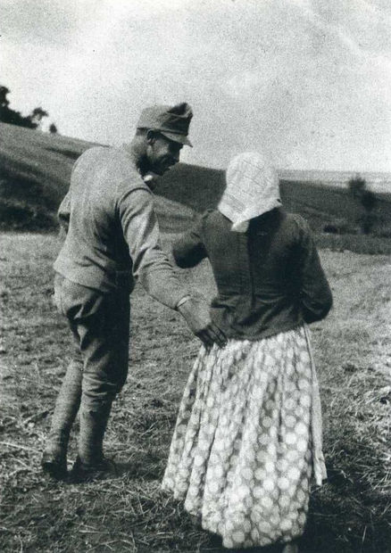 Andre Kertész, Tender Touch, Hungary, 1915