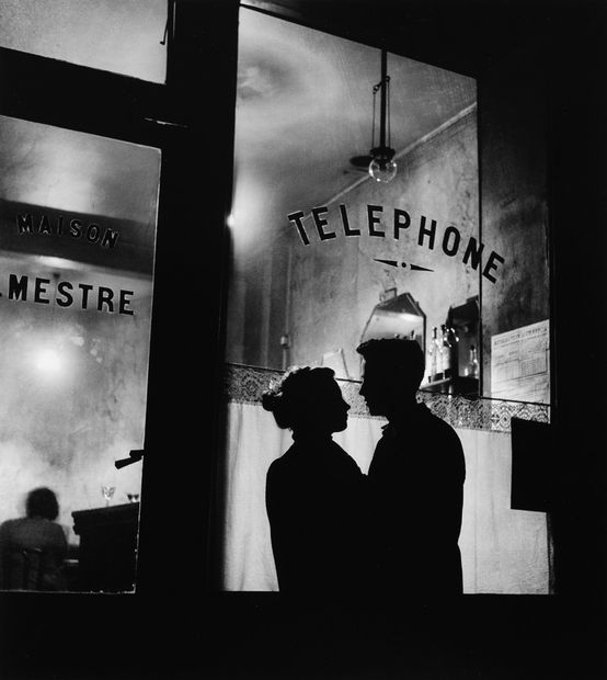 Willy Ronis, Ménilmontant [Devant Chez Mestre], 1957