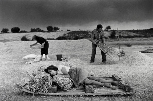 Cristina Garcia Rodero, En las Eras Escobar (On the Threshing Floor), 1988 (Printed 2000)