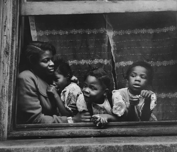 Morris Engel, Untitled [family in window], 1947