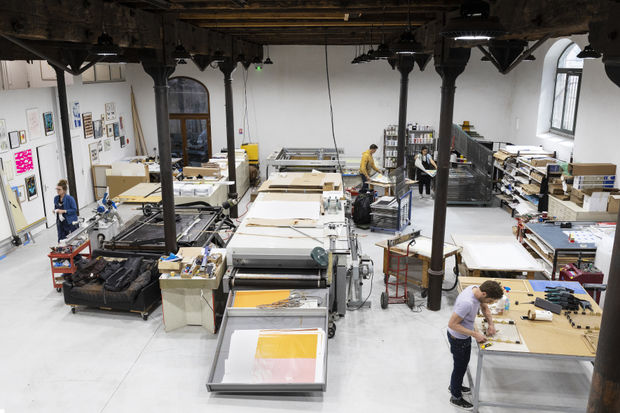 Vue d'ensemble de l'atelier d'impression d'œuvres d'art en sérigraphie et impression pigmentaire TCHIKEBE à Marseille