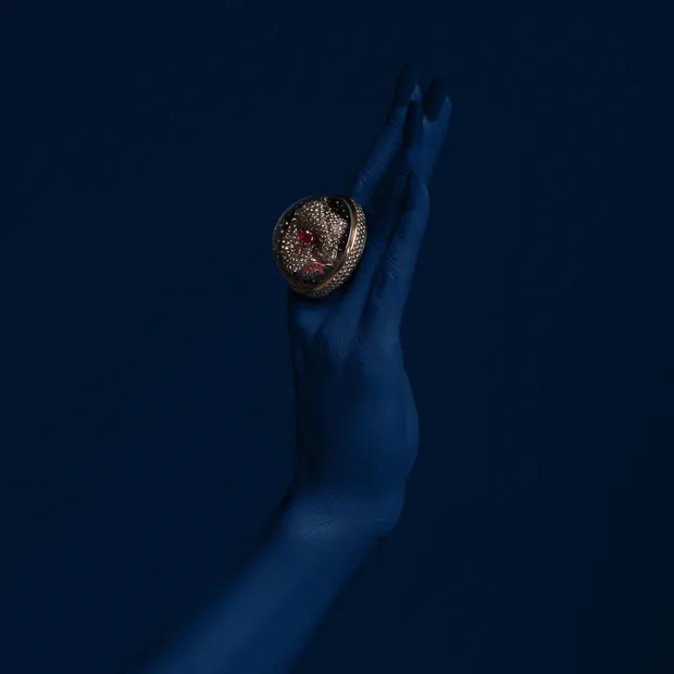 18 months of study combined with the Swiss watchman heritage to make the crystalline surface of the sapphire glass strong...