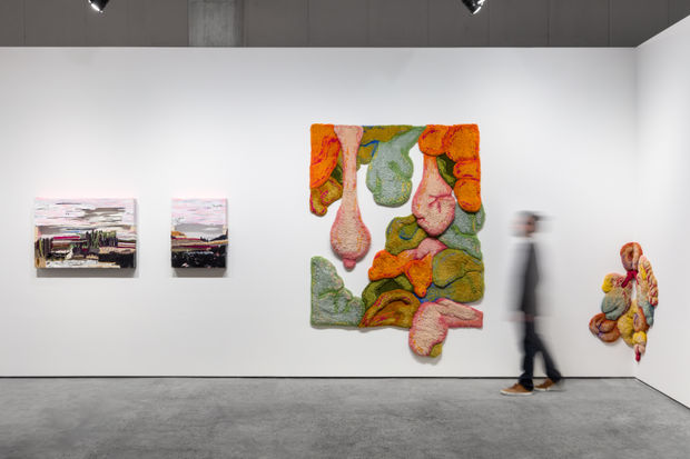 A escolha de apresentar essas duas artistas juntas foi motivada não apenas pela afinidade de suas técnicas, mas pela forma...