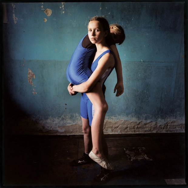 Michal Chelbin, Girl Lifting a Girl, Ukraine, 2008