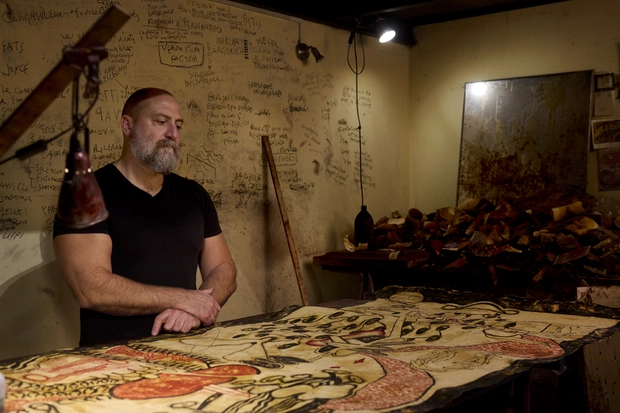 Simone Pellegrini Nato ad Ancona nel 1972, Simone Pellegrini si forma presso l&rsquo;Accademia di Belle Arti di Urbino, dove studia...