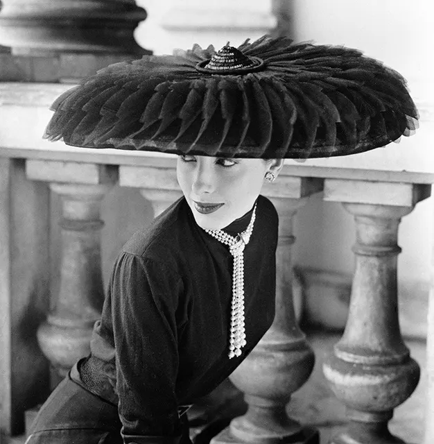 Norman Parkinson, Model wearing a Legroux Soeurs’ Hat, 1952
