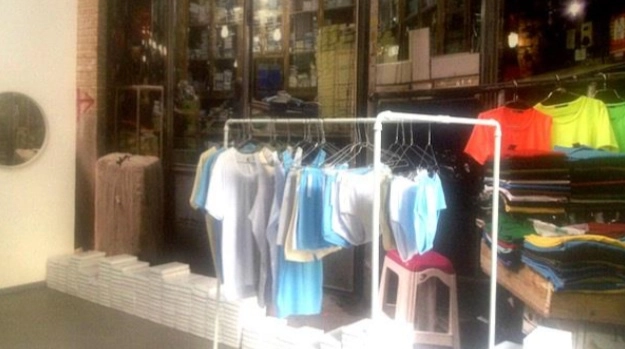 ANAHITA RAZMI / Rippware unter den Augen von Chomeini und Chamene’i