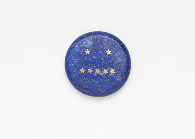 "Delayed Reactions - Nonplus", Brooch, 2018, Lapis Lazuli and 18ct Gold, ⌀ 56 mm. Photo by the artist