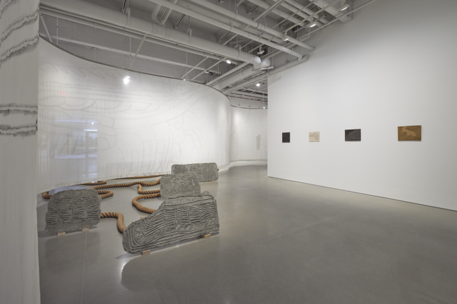 vista de instalaci&amp;oacute;n de mariana castillo deball:&amp;nbsp;serpent disappearances, kurimanzutto, nueva york, 2026. foto: zach hyman