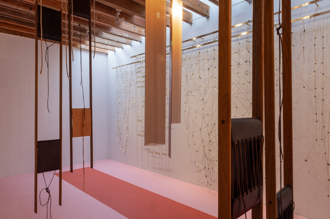 installation view&amp;nbsp;leonor antunes: surface, edge and voids (expanded), kurimanzutto mexico city, 2025. photo: gerardo landa &amp;amp; eduardo (glr estudio)


&amp;nbsp;
