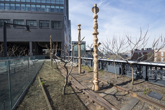 installation view mariana castillo deball: &amp;iquest;qui&amp;eacute;n medir&amp;aacute; el espacio, qui&amp;eacute;n me dir&amp;aacute; el momento?, the high line, new york, 2015. photo: timothy schenck