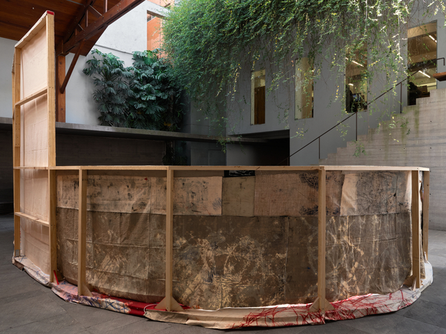 installation view oscar murillo: el pozo de agua, kurimanzutto mexico city, 2025. photo: reinis lismanis, courtesy the artist. copyright &amp;copy;️ oscar murillo⁠